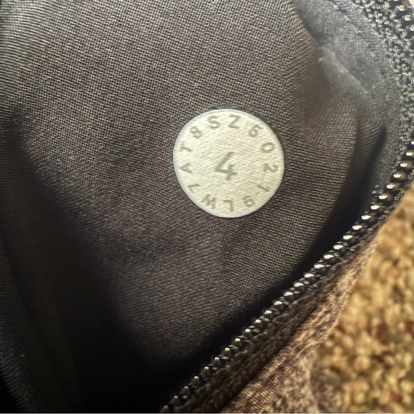 LuluLemon High-Rise Heathered Graphite Grey Hotty Hot Shorts size 4 like new - Picture 7 of 14